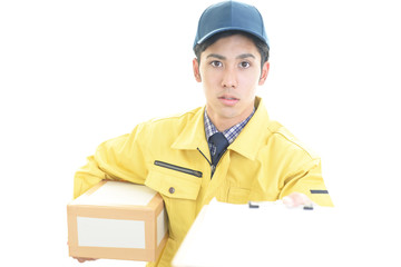 荷物を運ぶ男性