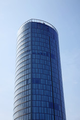 Fototapeta na wymiar Moderner Wolkenkratzer