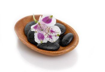 Fototapeta na wymiar black stones with black stone in wooden bowl 