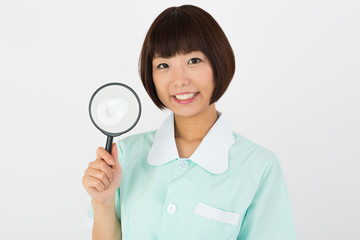 虫眼鏡で覗き込むナース
