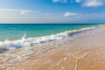 Fototapeta na wymiar Beautiful ocean beach