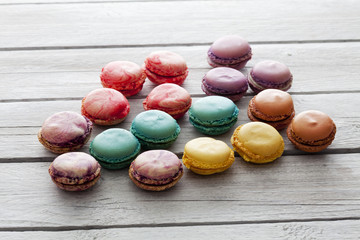 Viele bunte Macaron, heller Holzuntergrund