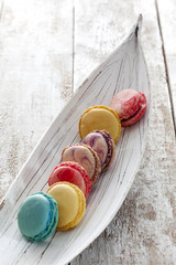 Bunte Macaron in Reihe, Holzschiffchen