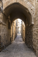 Obraz na płótnie Canvas narrow streets of old Jerusalem. Stone houses and arches
