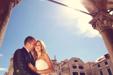 groom and bride in the city on a sunny day