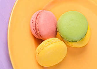 macarons auf einem gelben Teller