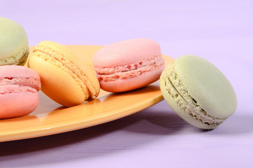 macarons auf einem gelben Teller