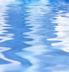 blauer Wasser Hintergrund mit kleinen Wellen und Spiegelung