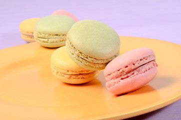 macarons auf einem gelben Teller