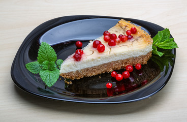 Cheesecake with berries and mint