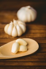 Fototapeta na wymiar Garlic cloves and bulb on chopping board
