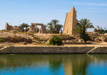 Sacred lake of Karnak temple in Luxor © Repina Valeriya