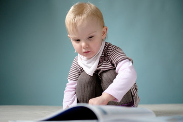 m&auml;dchen beim bl&auml;ttern