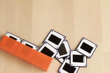 diapositive intelaiate più sfondo legno