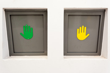 couvercles de poubelles tri sélectif dans immeuble