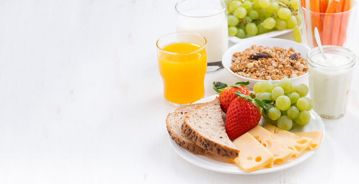 Fototapeta zdrowe i pożywne śniadanie ze świeżymi owocami i warzywami