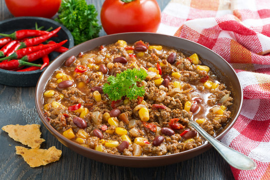 Mexican dish chili con carne in a brown pottery plate