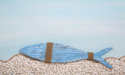 Blauer Deko Fisch als christliches Symbol zur Taufe