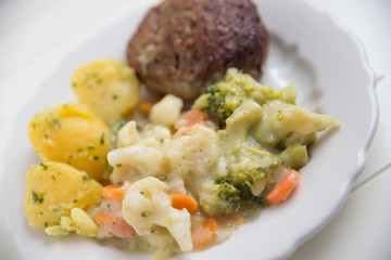 Frikadelle mit Kartoffeln