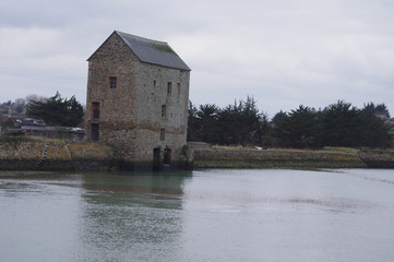 Naklejka na ściany i meble L'ancien moulin à marée de St Suliac