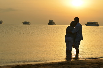 Fototapeta na wymiar couple at sea at sunset