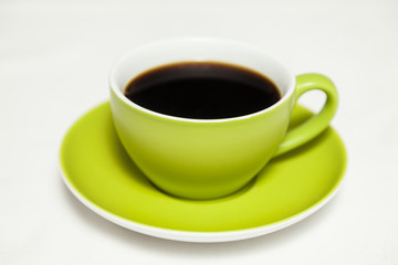 grüne tasse mit schwarzem kaffee