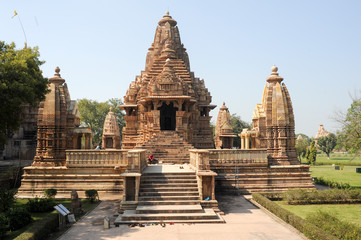 Obraz premium People climb to the hindu temple of Khaiuraho on India