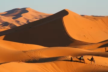 Papier peint photo autocollant rond Sécheresse balade en dromadaire dans le désert de Merzouga