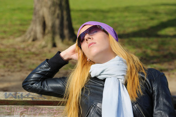 Blonde Frau genießt die Sonne