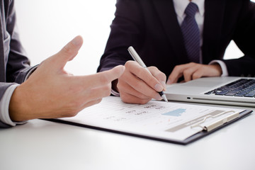 Obraz premium Business people discussing the charts and graphs showing the res