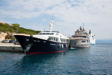 Fototapeta na wymiar Teure Yachten im Hafen