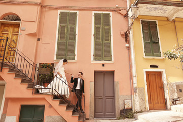 Fototapeta na wymiar bride and groom in the city on their wedding day