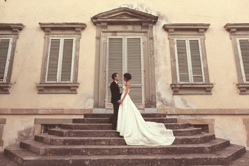 Obraz premium bride and groom in the city on their wedding day