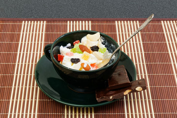 icecream with raisins, chocolate and dry fruits