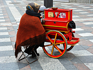 España Mítica, Madrid castizo, woman with a barrel organ, spanish traditions, ancient trades