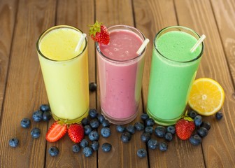 Antioxidant. Fresh milk, strawberry, blueberry and banana drinks