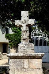Croix devant la chapelle Sainte Anne.