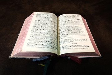 Obraz na płótnie Canvas Vintage psalm book with chorus singing notes