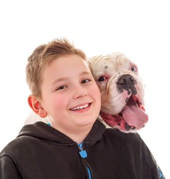 Kind mit seinem Hundefreund