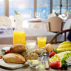 gesundes Frühstück in einem Hotel mit Meerblick