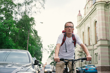 Fototapeta na wymiar tourist man on a bike at old city street