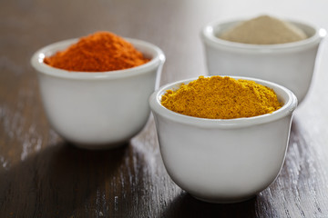 Gewürze in Schälchen