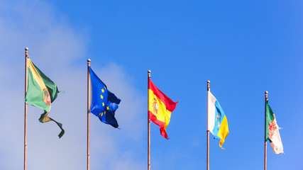 Fünf Flaggen freigestellt vor blauem Hintergrund