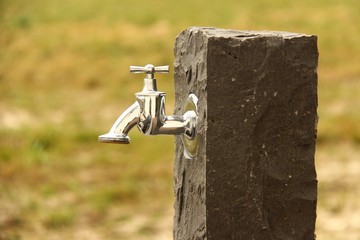 basalt granit stehle mit wasserhahn