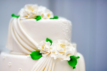 Obraz na płótnie Canvas Excellent white wedding cake