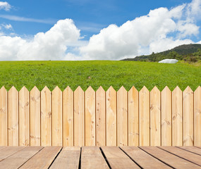 passerelle et palissade bois naturel à la campagne