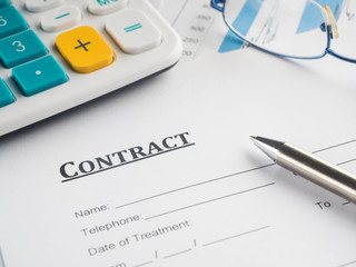 Naklejka premium contract form on the desk.