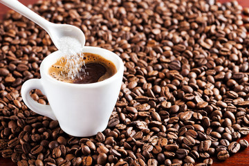 Fresh coffee drink, inserting sugar in coffee