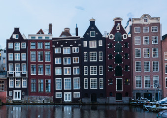 Naklejka premium オランダ アムステルダムの傾いた家