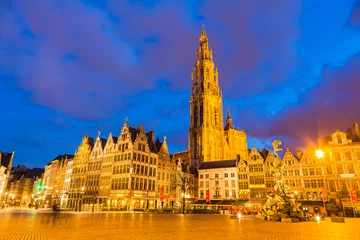 Keuken spatwand met foto België Verlichte kathedraal in Antwerpen bij nacht © pespiero